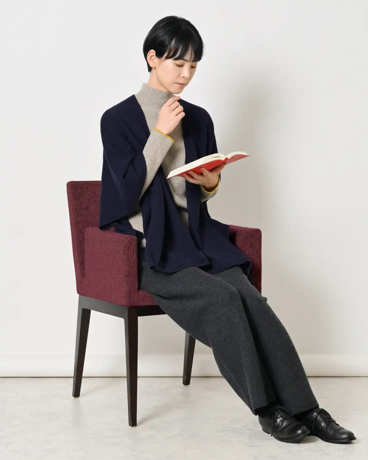 羽織るポンチョ 手をあたためるポケット エアリーウール | SAIFUKU